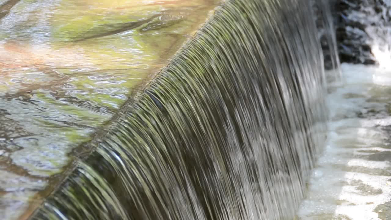 Symmetrische Wasserkaskade im Park