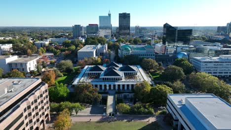 edificio del capitolio del estado de carolina del norte en el centro de raleigh, nc