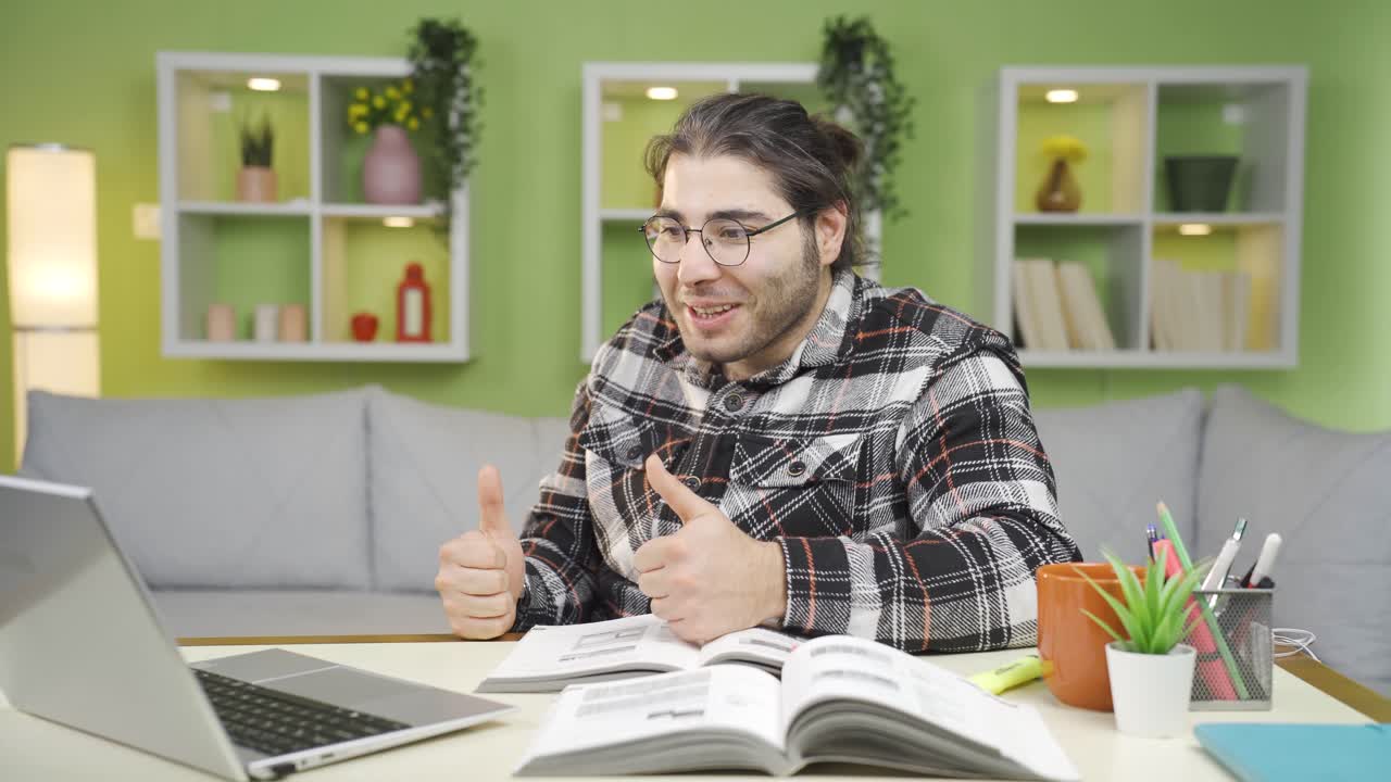 joven trabajando con una computadora portátil.