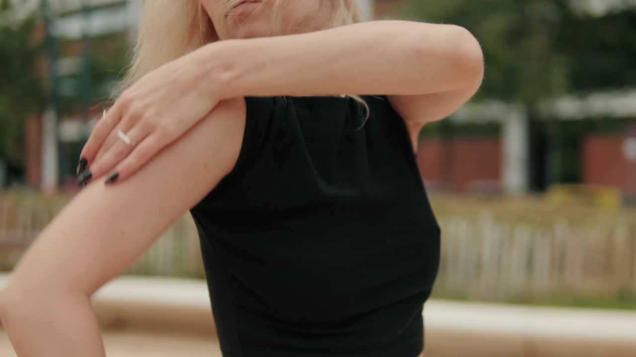 Una mujer rubia con tatuajes