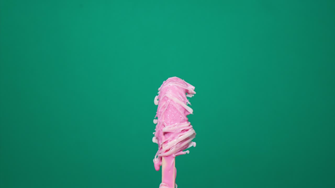 время плавления мороженого на цветном фоне