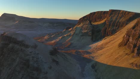 Im-Winter-Im-Morgengrauen-In-Richtung-Bioda-Buidhe-Fliegen