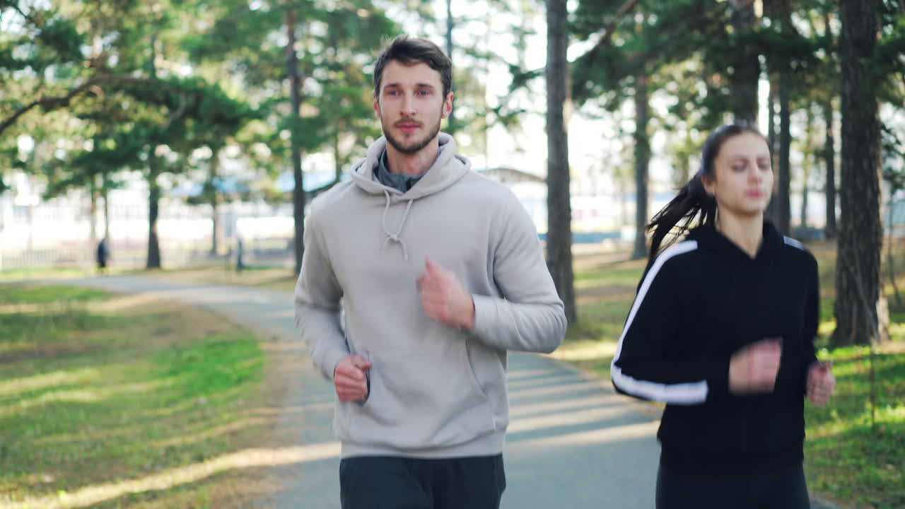 공원에서 조깅하는 커플