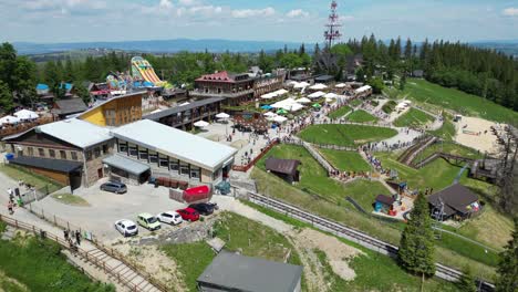 estación superior del ferrocarril funicular de gubalowka por encima de zakopane en las tatras, polonia