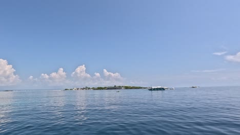 Montar-Un-Barco-Bangka-Con-La-Isla-De-Hilutongan-Durante-Un-Tour-De-Isla-En-Isla-En-Mactan,-Cebu,-Filipinas