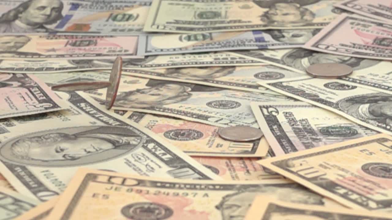 Monete degli Stati Uniti che cadono. Dollari statunitensi. Movimento rallentato. Riprese di denaro.