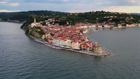 Piran-En-La-Costa-Adriática-Eslovena-A-Vista-De-Pájaro