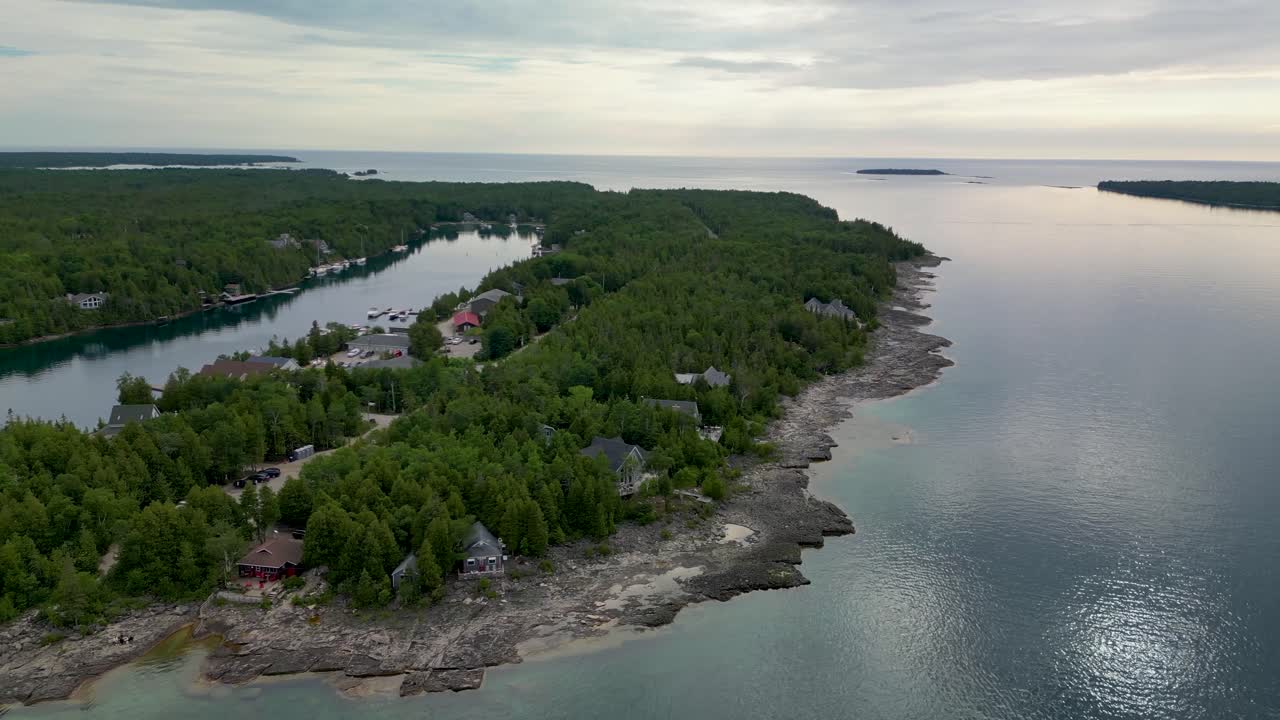 빅  항구와 등대 (lake huron coastline of big tub harbor and lighthouse) 의 공중 풍경