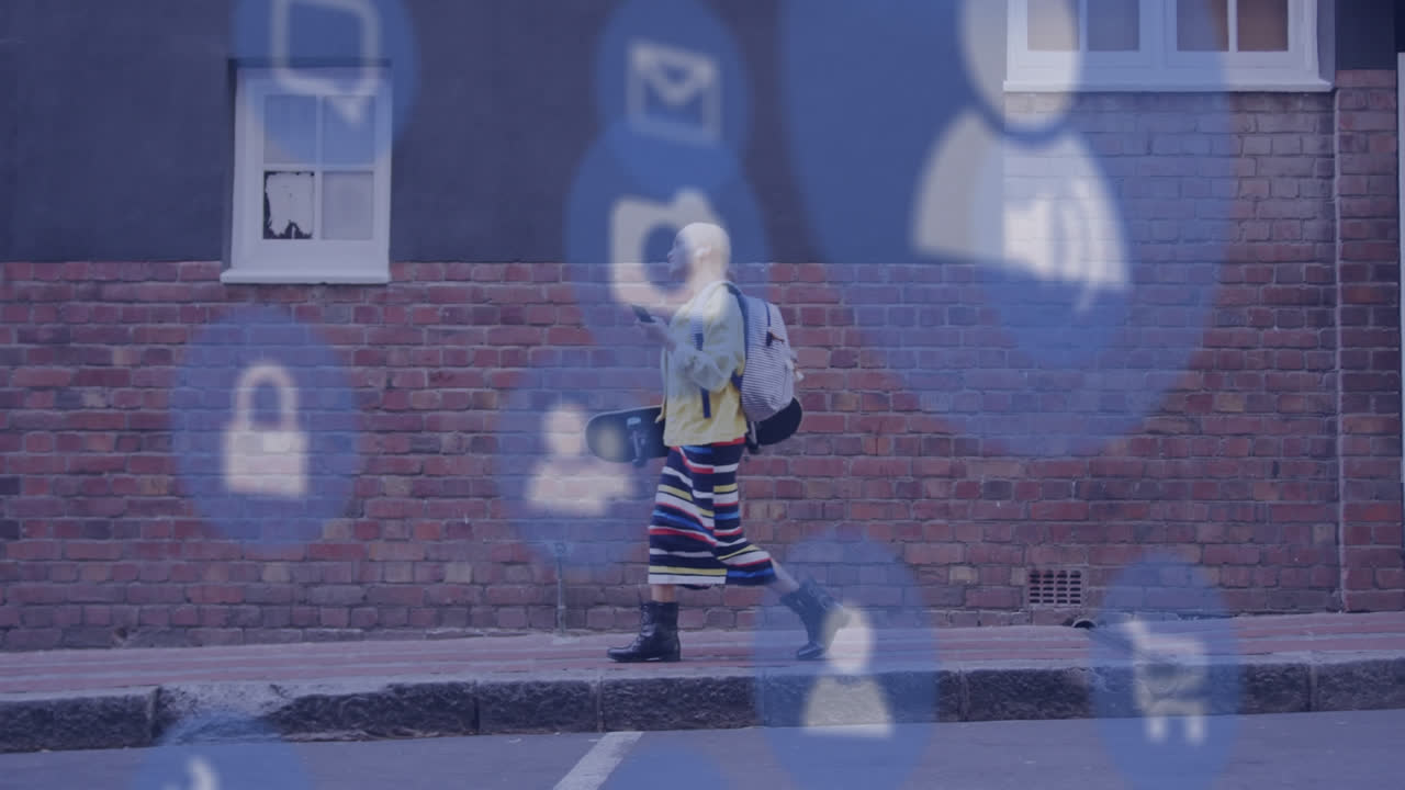 두 인종의 여성이 걸어서 스마트폰을 사용하는 소셜 미디어 아이콘의 애니메이션