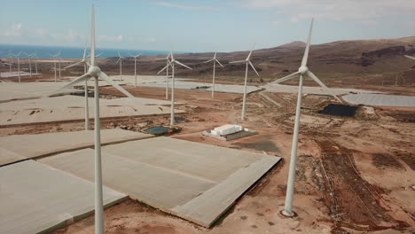 toma de un dron alejándose de las turbinas eólicas en un parque eólico en la isla de gran canaria, islas canarias