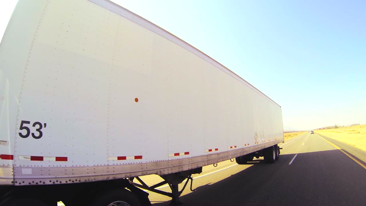 이 pov 샷 1에서 18륜 트럭이 사막을 가로질러 이동합니다.