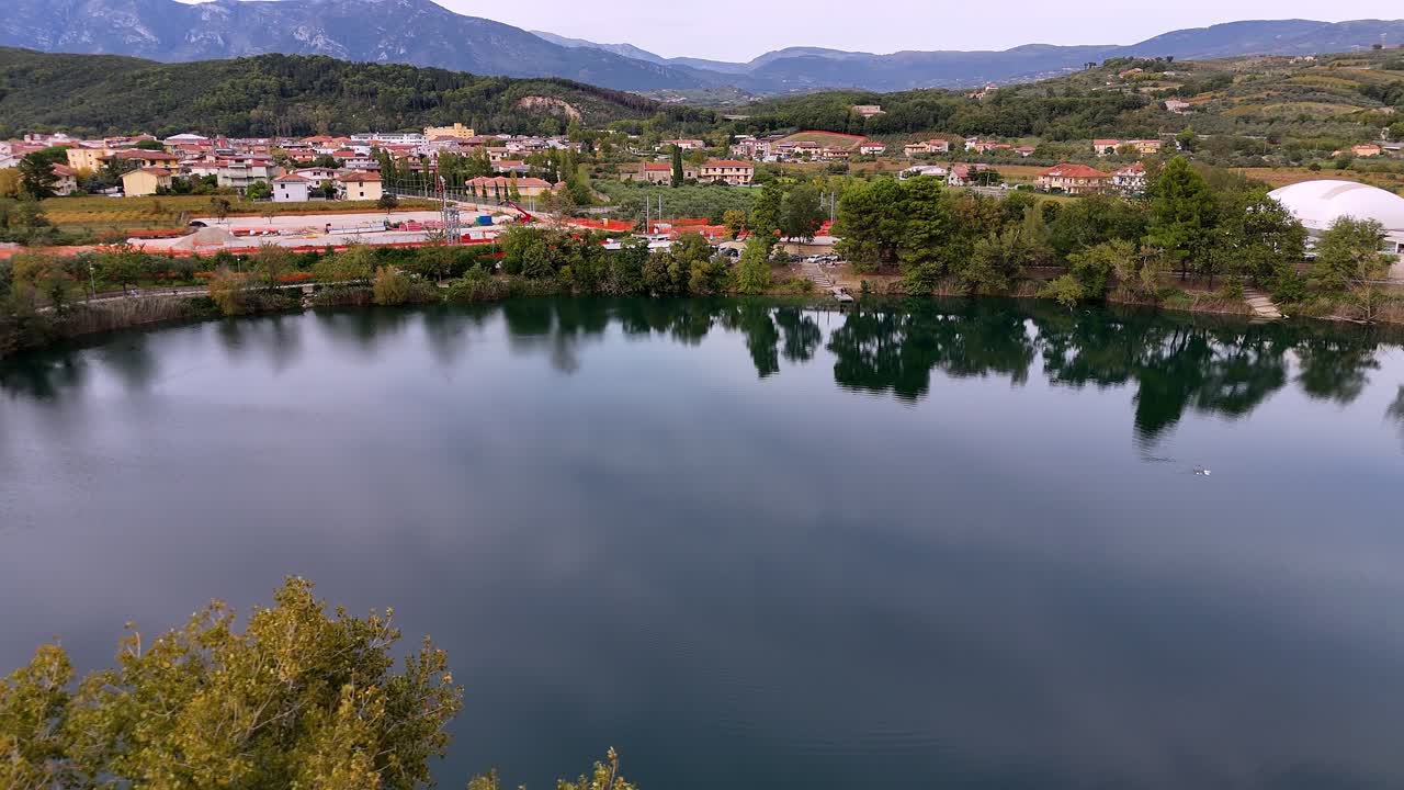 İtalya, Campania'daki Telese Gölü çevresinde dönen