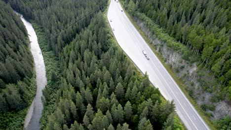 Vista-Aérea-De-Pinos,-Automóviles-Y-Carreteras-En-La-Península-De-Alaska-Kenai