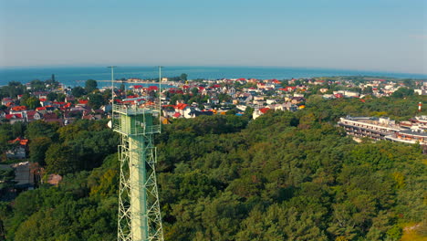 dron volando por encima de la torre meteorológica en jastarnia, polonia con el mar báltico en el fondo
