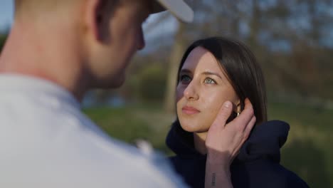 Novio-Cariñoso-Toca-Suavemente-La-Mejilla-De-Su-Novia,-Pareja-En-El-Parque-Al-Aire-Libre