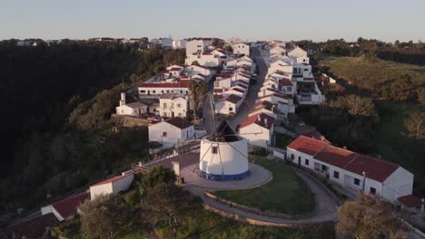 elevándose sobre el molino de odeceixe durante el amanecer, desde el aire