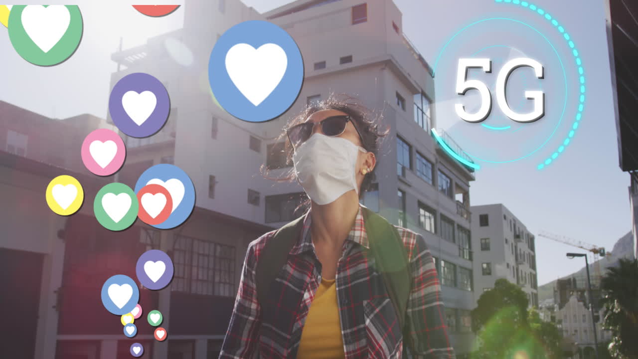 스마트 폰을 사용하여 얼굴 마스크를 입은 여성에 대해 움직이는 원과 디지털 아이콘에 5g 텍스트
