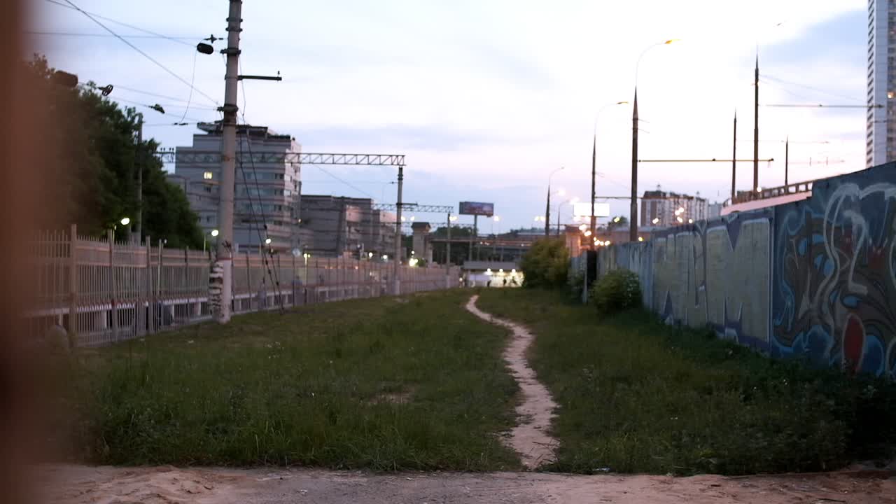 camino urbano al anochecer