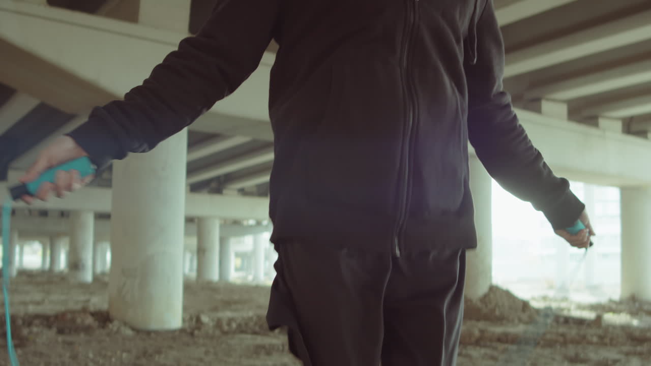 도시 에서 야외 에서 로프 를 점프 하는 운동 선수