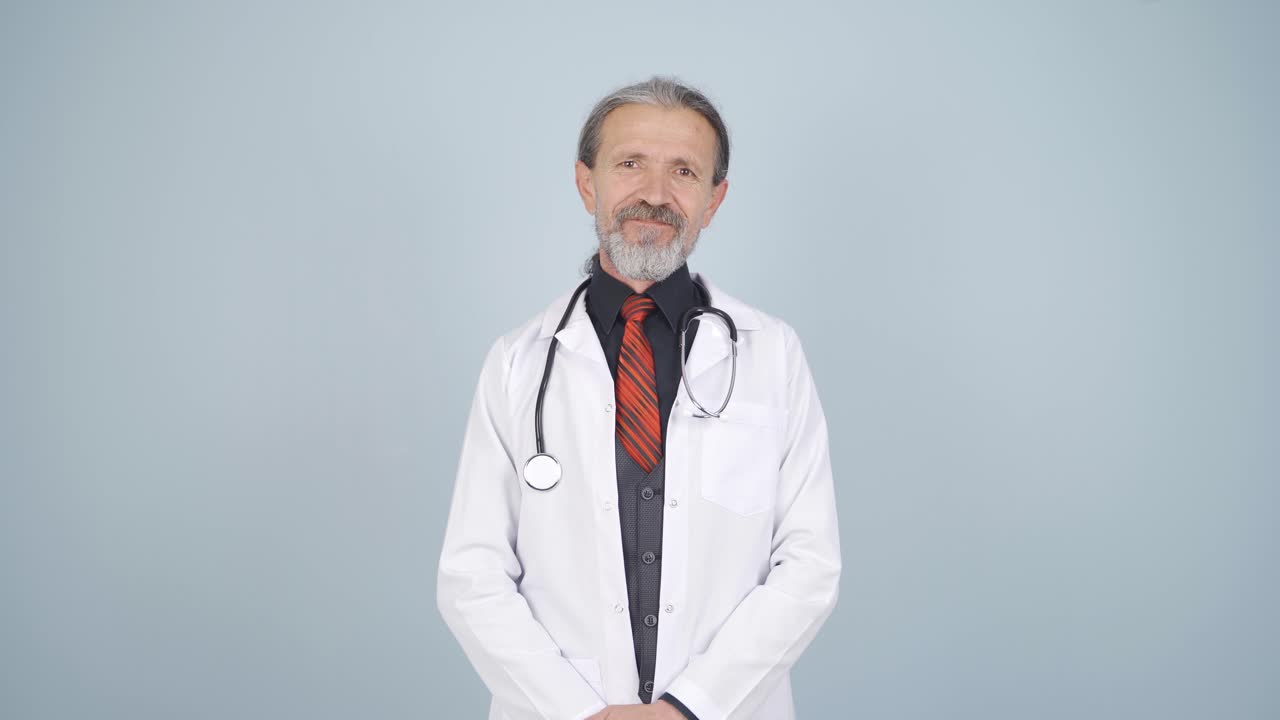 Médico demonstra a forma correta de tossir