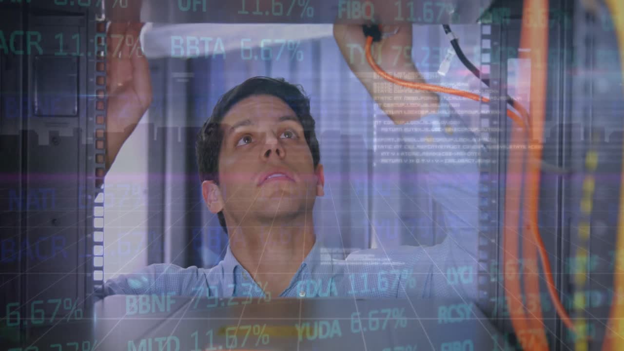 animación del procesamiento de datos financieros sobre el trabajador de la sala de servidores caucásico