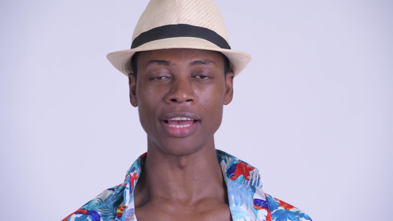 joven y guapo turista africano listo para las vacaciones