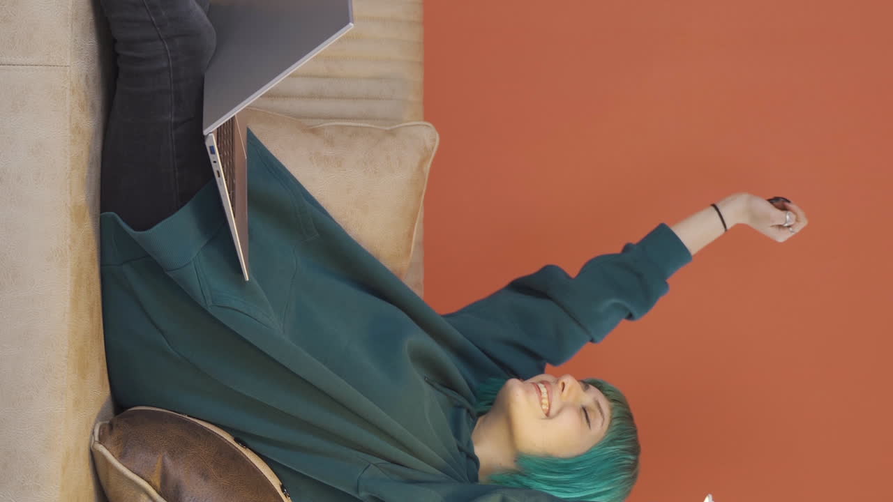 침착하고 평화로운 젊은 여성의 수직 비디오.