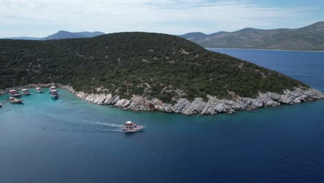 drone de un barco que navega en aguas azules en la riviera turca en bodrum