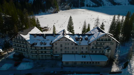 Luftdrohnenaufnahme-Vieler-Menschen,-Die-über-Die-Gefrorene-Oberfläche-Des-Pragser-Wildsees-In-Den-Dolomiten-Im-Trentino-Südtirol,-Südtirol,-Italien-Laufen