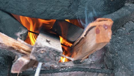 Primer-Plano-De-Una-Olla-En-Un-Fuego-De-Leña