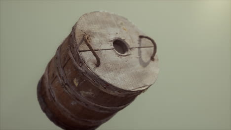 viejo cubo de madera oxidado usado