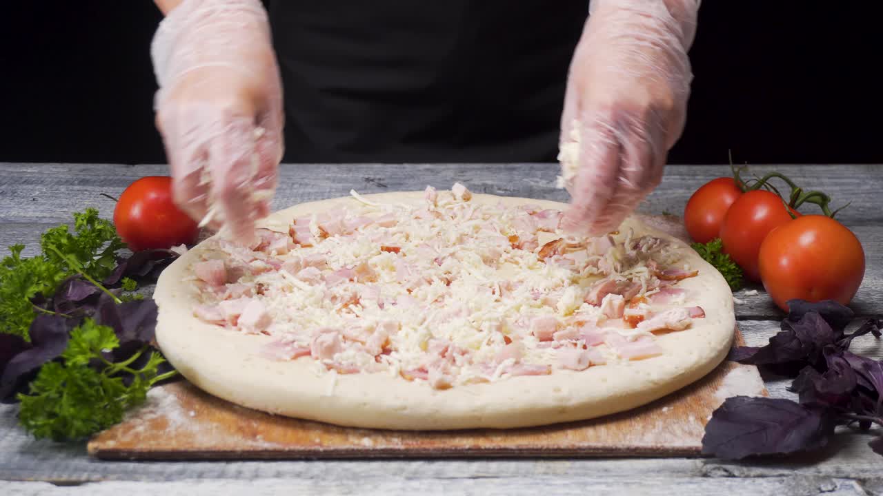 치즈와 고기 김으로 피자를 준비하는 것