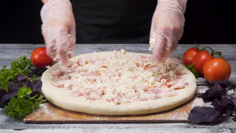 preparando una pizza con queso y carne