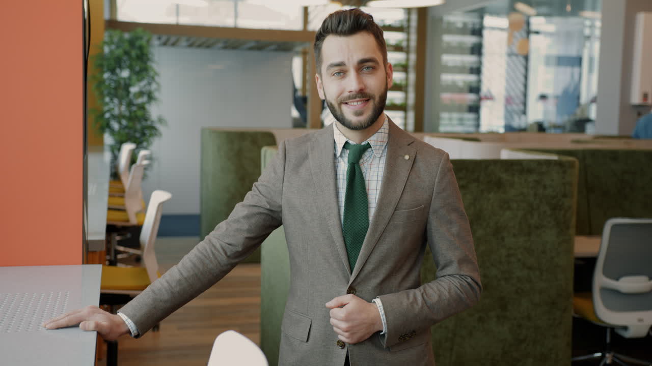 L'uomo d'affari nell'ufficio moderno