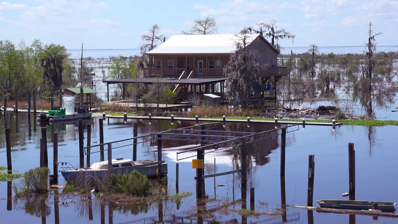 깊은 남쪽 시골의 죽마 위의 낡은 집