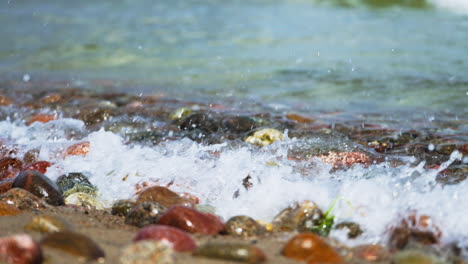 Meerwasserwellen-Krachen-Auf-Kiesstrand-Und-Machen-Steine-Rund-Und-Glatt---Nahaufnahme-In-Zeitlupe