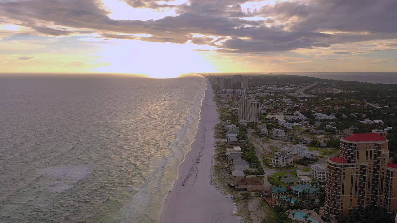 vista aérea estática de la playa de arena blanca en san destin florida durante la hora dorada