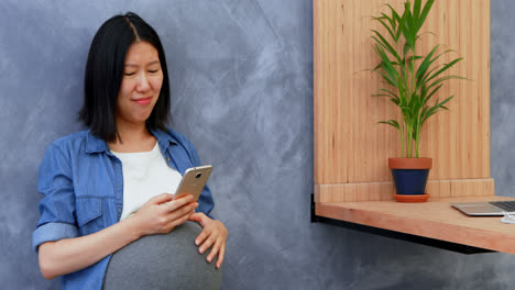 pregnant woman using mobile phone 4k