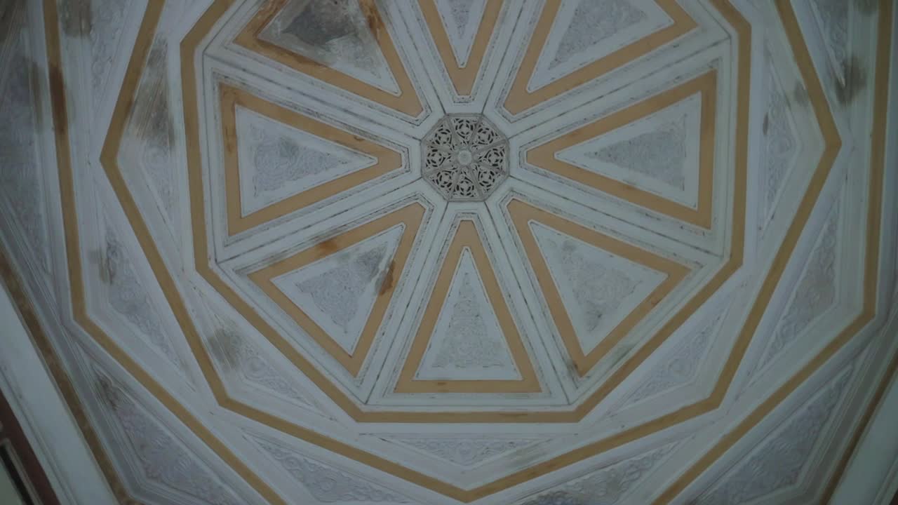 edificio histórico con estructura artística, patrones mirando hacia el techo movimiento de cámara giratoria.
