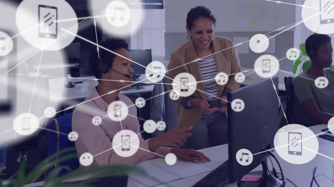 animación de una red de conexiones entre diversos colegas que discuten el trabajo en la oficina