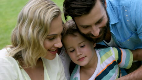 Glückliche-Familie,-Die-Ein-Selfie-Macht