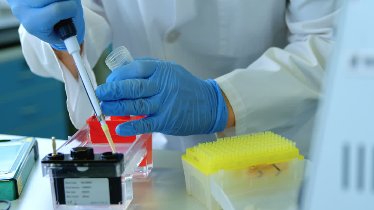 científico masculino experimentando en el laboratorio 4k