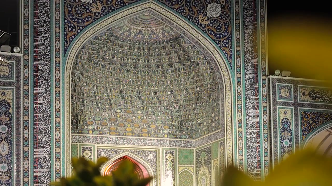 Intricato mosaico sull'arcata di una moschea storica