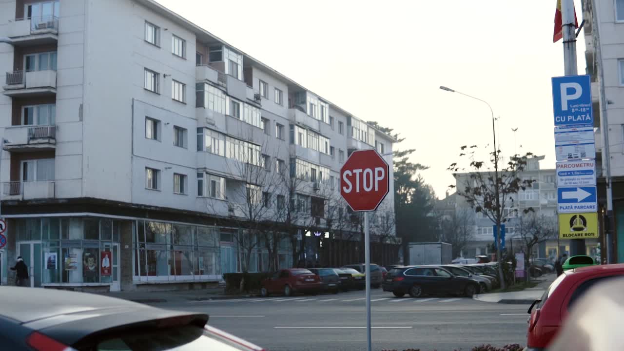 Segnale di stop a un incrocio in Romania, al rallentatore.