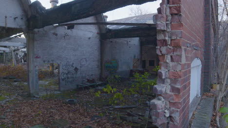 Toma-Panorámica-Dentro-De-Un-Sitio-Industrial-En-Decadencia-En-El-Noreste-De-Ohio.