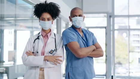 quitar la máscara, la cara y los médicos con atención médica