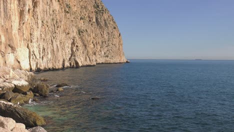 Blaues-Meer-Und-Steile-Klippen,-Küstenlandschaft,-Calpe,-Spanien