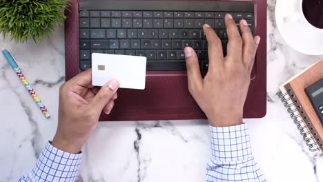 pago en línea con tarjeta de crédito en el portátil