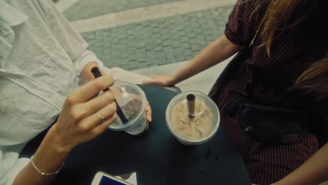 dos mujeres disfrutando de bebidas al aire libre