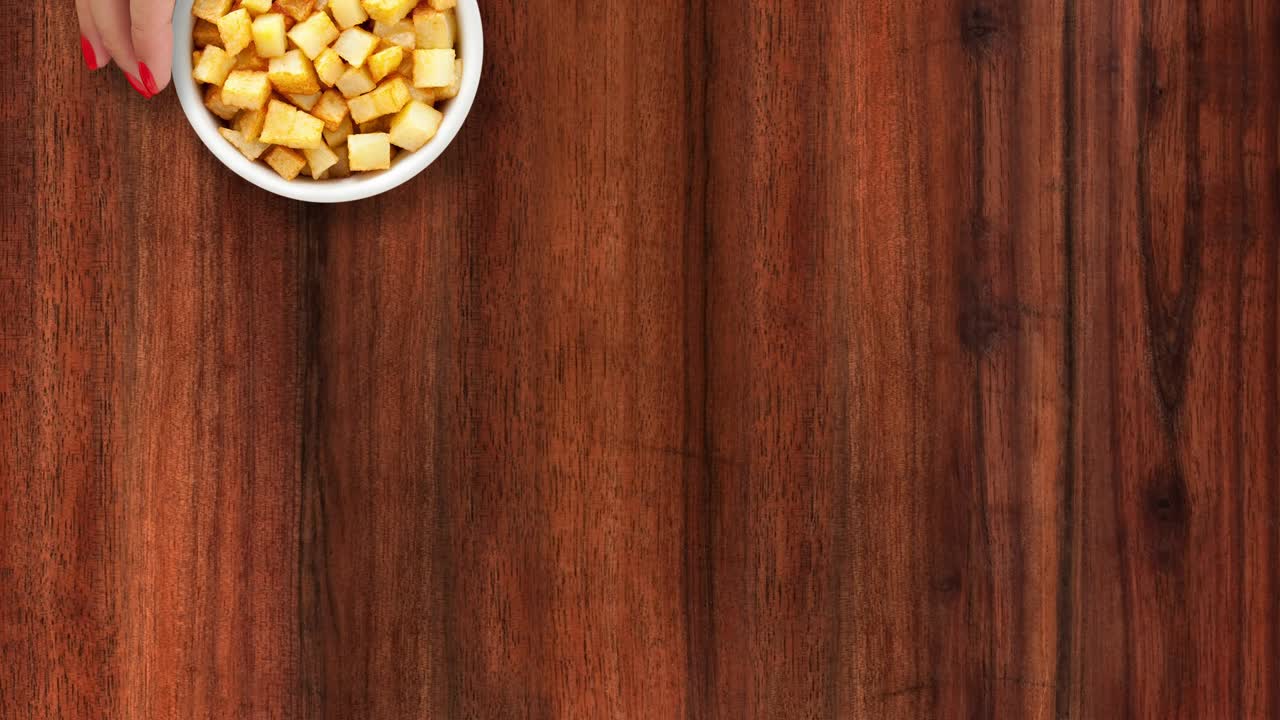 ofreciendo cubos de patatas fritas